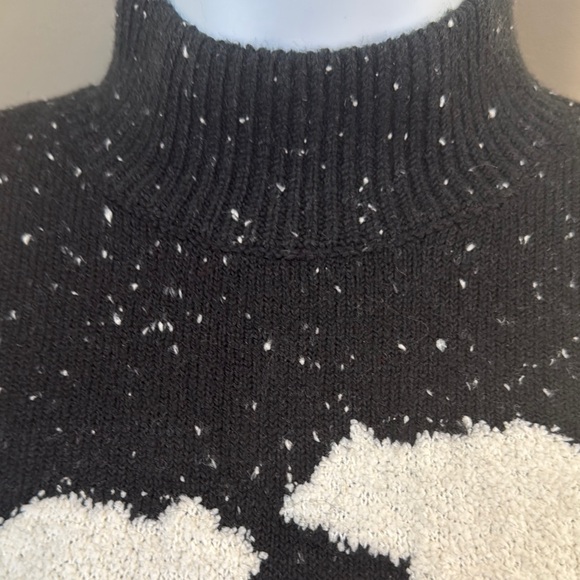 Black Sweater with Polar Bear Design - Picture 4 of 12